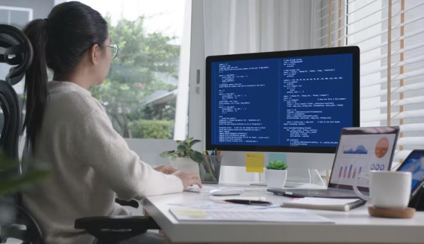孝感软件开发公司实战建议:网站赋能,为何必须接入支持机器人?